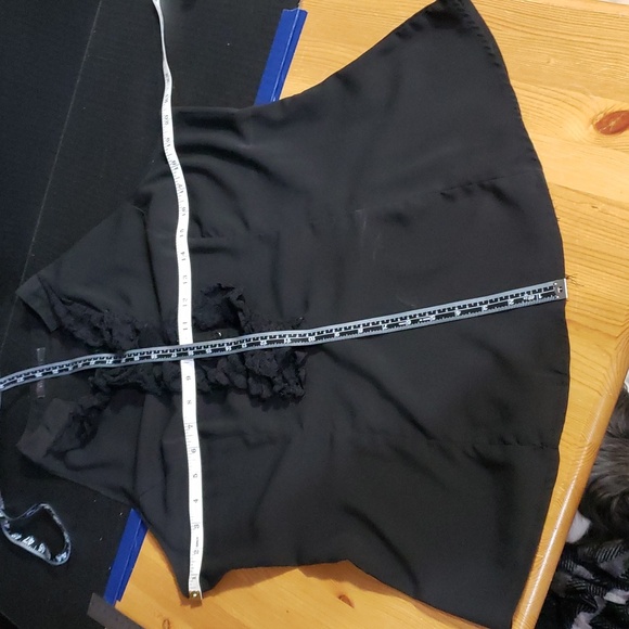 Suzy Shier Black Ruffle Sleeveless Blouse. Size L. - Picture 3 of 8